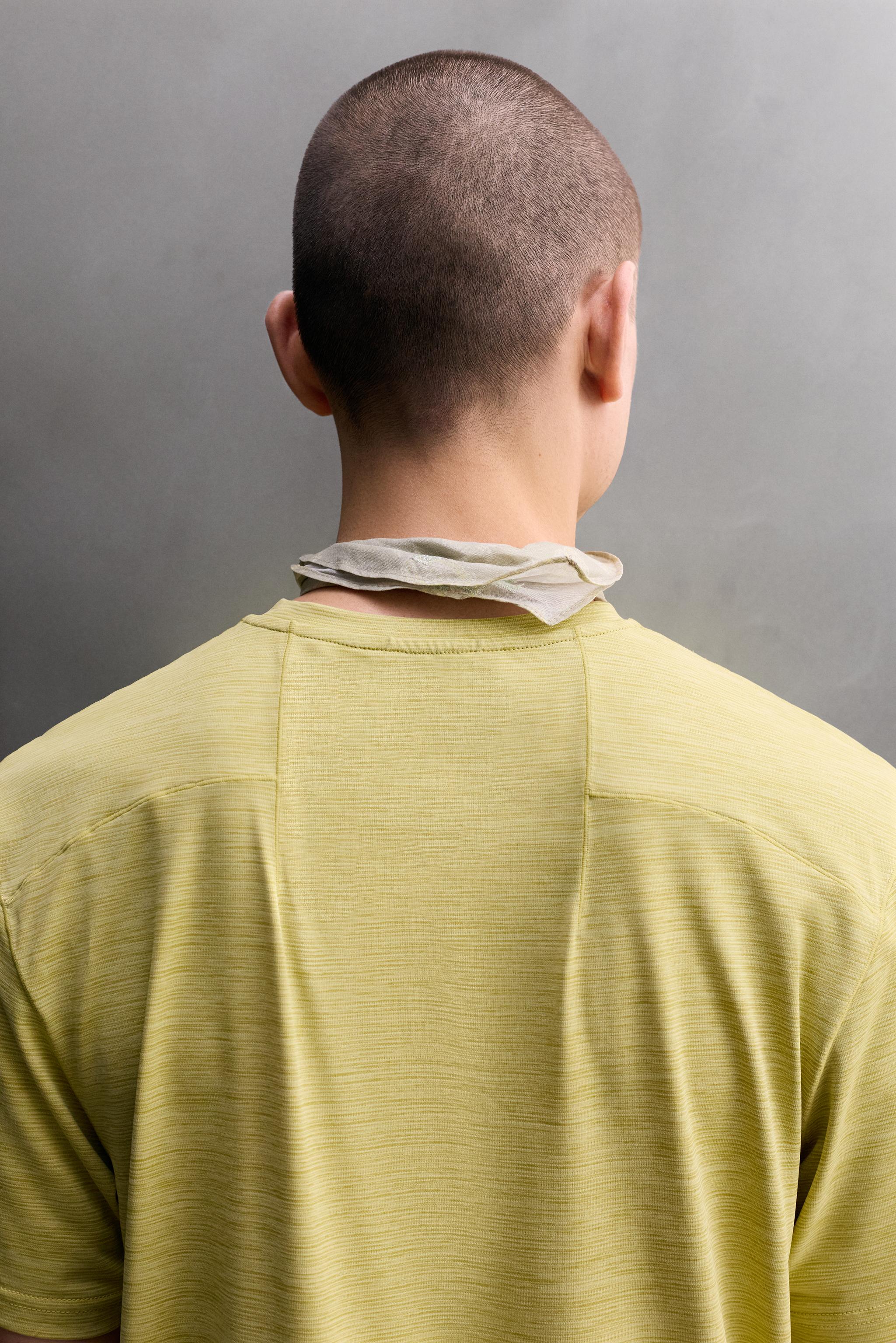 T-SHIRT TECHNIQUE JACQUARD À RAYURES